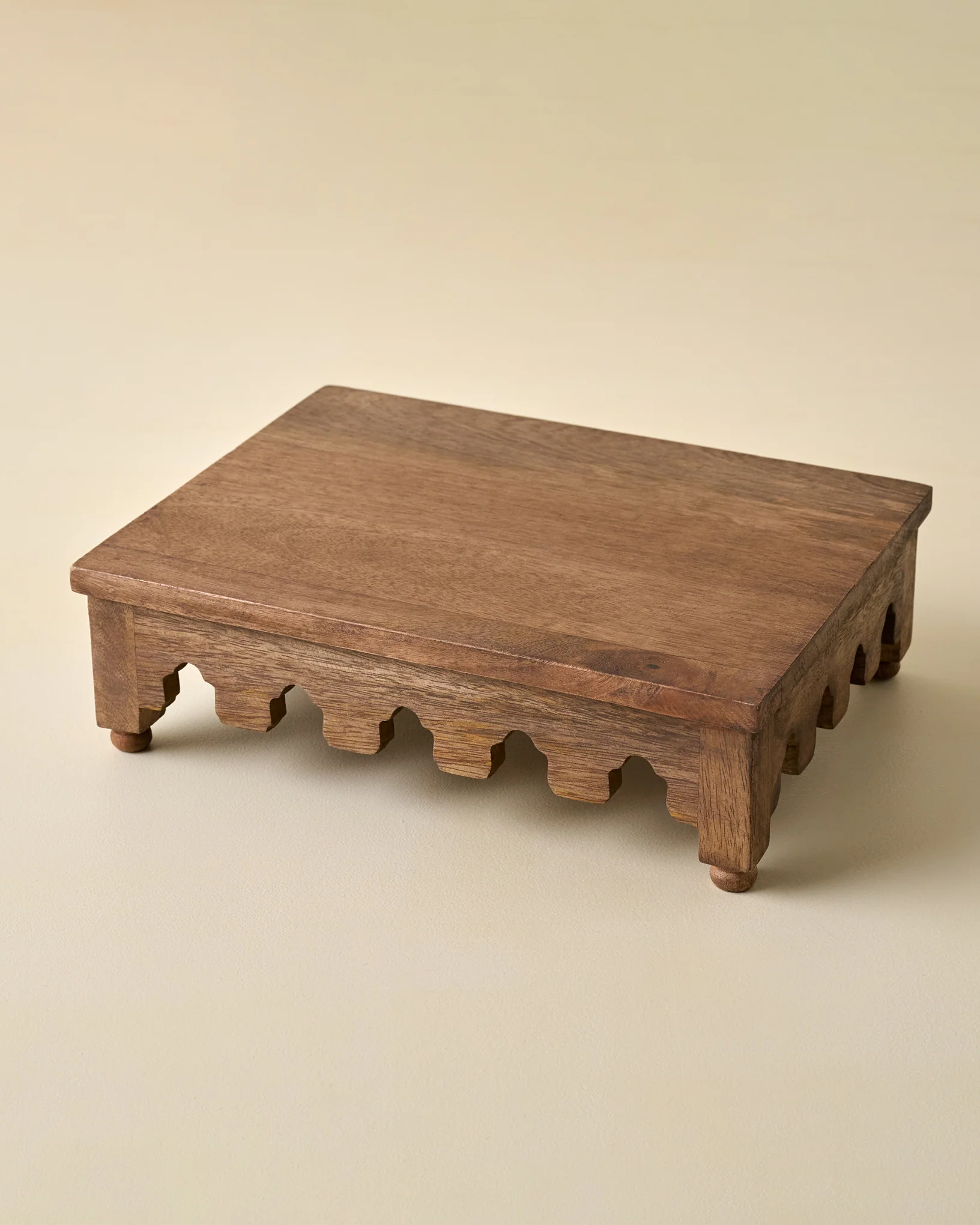 Archie Scalloped Wooden Riser