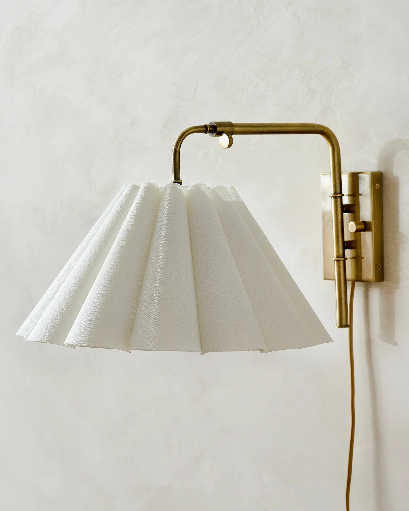 Odette Linen Scallop Swivel Plug-In Sconce